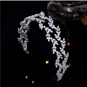 Jorsnovs Cubic Zirconia Wedding Headpiece